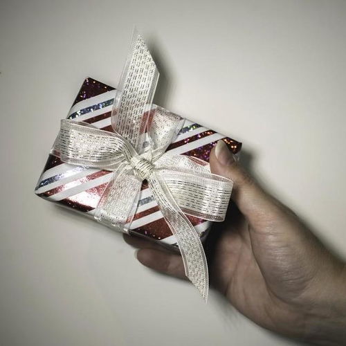 小方巾大變身,從通勤到派對,一巾搞定所有場合