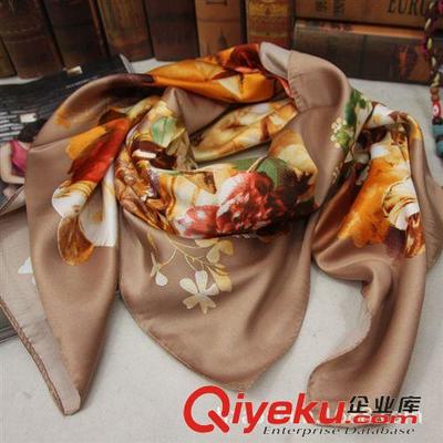 【無水印圖專區(qū)】 絲巾 新款春夏秋季95cm印花綢緞女士方巾 外貿(mào)大牌圍巾廠家批發(fā)圖片|【無水印圖專區(qū)】 絲巾 新款春夏秋季95cm印花綢緞女士方巾 外貿(mào)大牌圍巾廠家批發(fā)產(chǎn)品圖片由杭州余杭區(qū)經(jīng)濟(jì)開發(fā)區(qū)黃強紡織品商店公司生產(chǎn)提供-