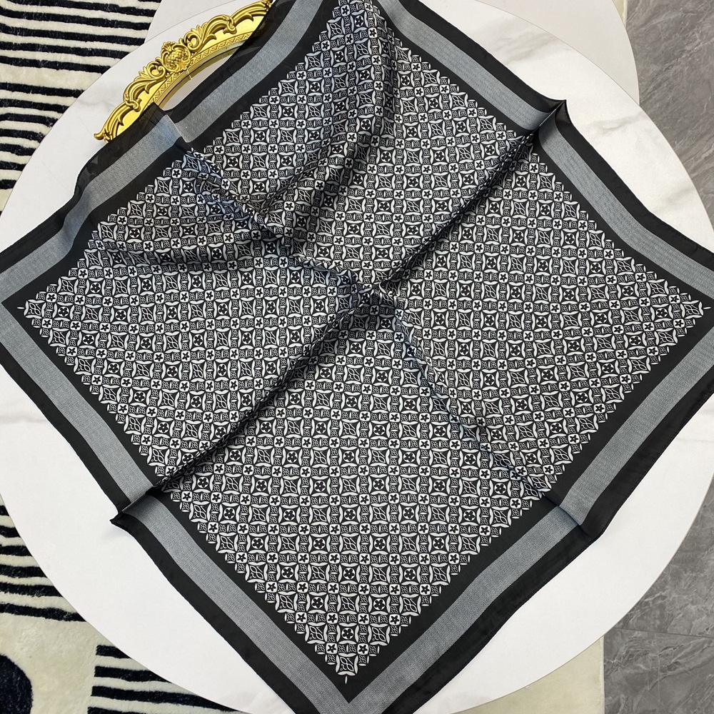 復(fù)古時尚新風(fēng)潮 70cm加密麗錦緞方巾的多重魅力