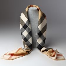 方寸之間，盡顯風(fēng)采 探索新款大方巾的時(shí)尚魅力